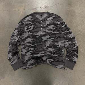 Vintage Y2K Old Navy Grey Camo Waffle Knit Henley